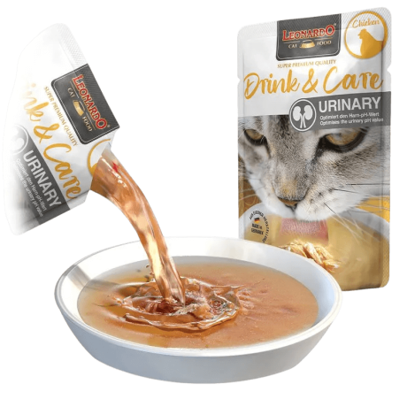 Sirviendo sopa Leonardo Drink Urinary Gatos de pollo en un bol blanco para salud renal.