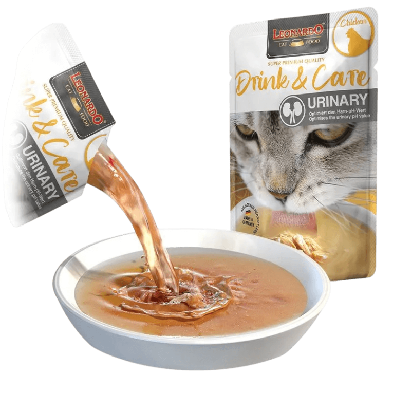 Sirviendo sopa Leonardo Drink Urinary Gatos de pollo en un bol blanco para salud renal.