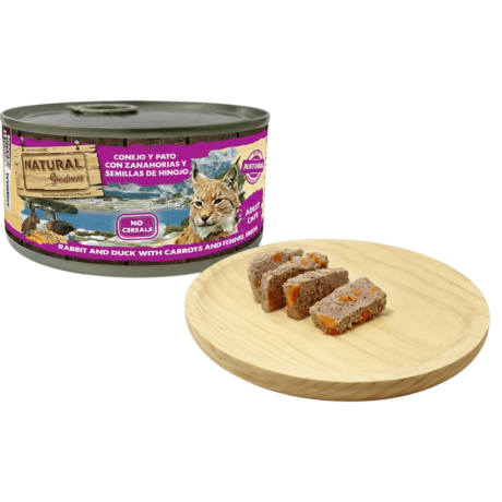 Lata de comida húmeda Natural Greatness Conejo y Pato con zanahoria para gatos sobre plato de madera.