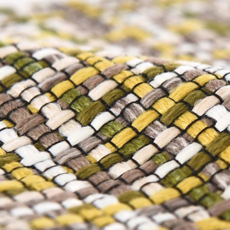 Detalle en primer plano del material entretejido de alta densidad del juguete hueso para perros XT-DOG con fibras de color amarillo, verde y marrón en Anlú.