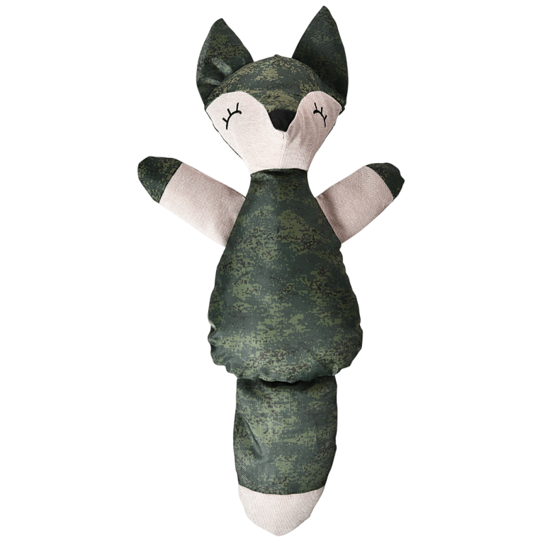 Juguete para perro con forma de zorro con estampado de camuflaje verde y beige fabricado con materiales reciclados de la marca XT DOG en Anlú.