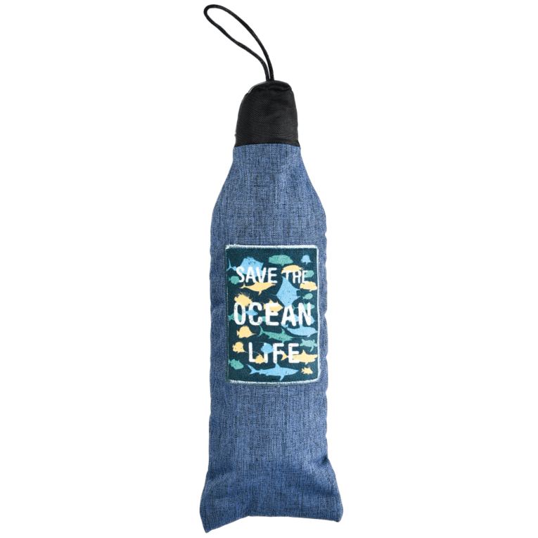 Juguete para perro con forma de botella de la línea ECO de XT-DOG fabricado con tejido reciclado azul y parche central con fauna marina en Anlú.