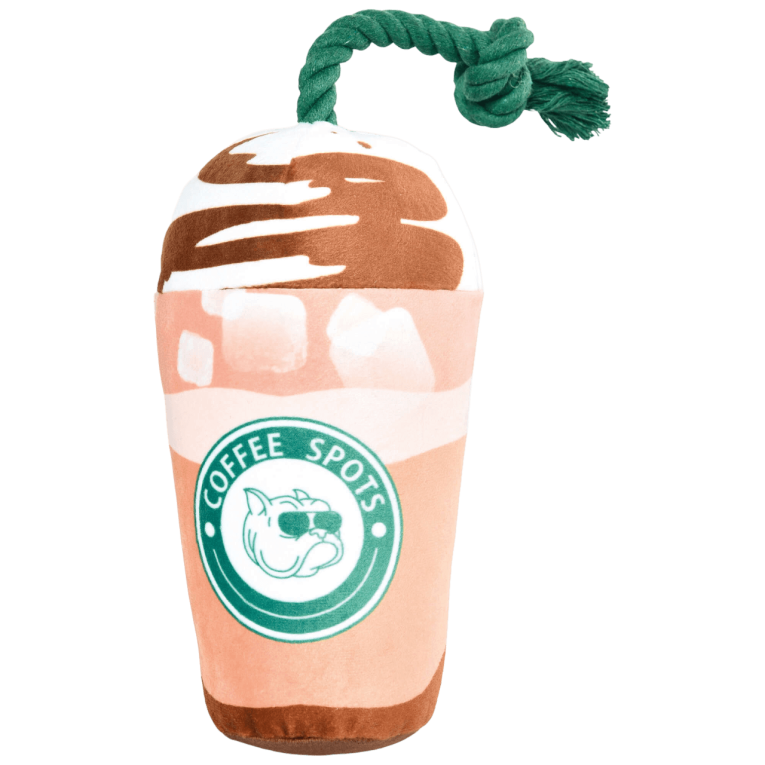Juguete para perro con forma de vaso de café de peluche en color marrón y crema con una cuerda verde trenzada de la marca Premier DOG en Anlú.