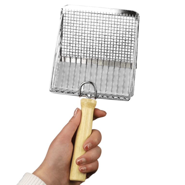 pala_metalica_mango_madera_mano