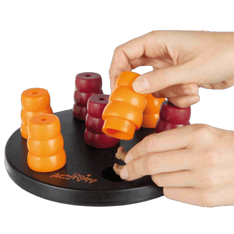 Beneficios del Juego Interactivo Mini Solitario: Estimulación mental: Ayuda a prevenir el aburrimiento y mantiene la mente activa. Fomenta la resolución de problemas. Ralentiza la ingesta de premios: Evita que el perro trague las golosinas rápidamente. Fortalece el vínculo: Participar en el juego juntos refuerza vuestra relación. Ideal para perros pequeños: Tamaño y dificultad adaptados. Material seguro y duradero. Base antideslizante para mayor estabilidad. Incluye consejos educativos para un uso óptimo.