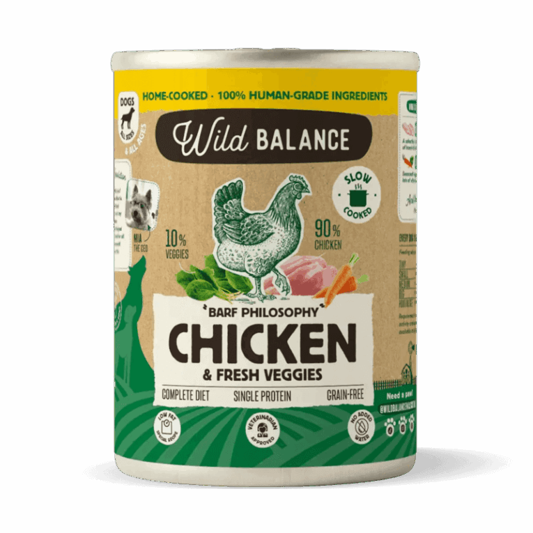 Cantidades Recomendadas para una Alimentación Óptima: Estas son las cantidades recomendadas para la alimentación exclusiva con estas latas en perros con peso normal. Se recuerda que estas son pautas y las necesidades individuales de cada perro pueden variar según su actividad, metabolismo y otros factores: Perros mini (1-5kg): 50-200g/día Perros pequeños (6-10kg): 230-350g/día Perros medianos (11-20kg): 380-600g/día Perros grandes (21-30kg): 630-800g/día Perros muy grandes (+30kg): 820-1000g/día Ingredientes: Composición: 90% Pollo (47% pollo entero, 28% pechuga de pollo en trozos, 10% hígado de pollo y 5% corazón de pollo), 7% Zanahoria y 3% Espinaca. Contiene huesos triturados para una alimentación completa. Proporción: Carne (90%) - Verduras (10%) Componentes Analíticos: Proteína bruta: 17,0% Grasa bruta: 11,0% Fibra bruta: 0,6% Materia inorgánica: 2,4% Humedad: 69,0% Recomendaciones para un Cuidado Óptimo: Almacenar en un lugar fresco y seco. Una vez abierta, la vida útil es limitada. Conservar en el frigorífico y consumir en un plazo breve. Asegurar que el perro siempre tenga acceso a agua fresca y limpia.