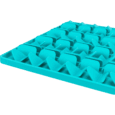 Primerísimo plano de la esquina del mantel Trixie Lick'n'Snack de 30cm, destacando la altura de los obstáculos triangulares de silicona turquesa y el borde del tapete.
