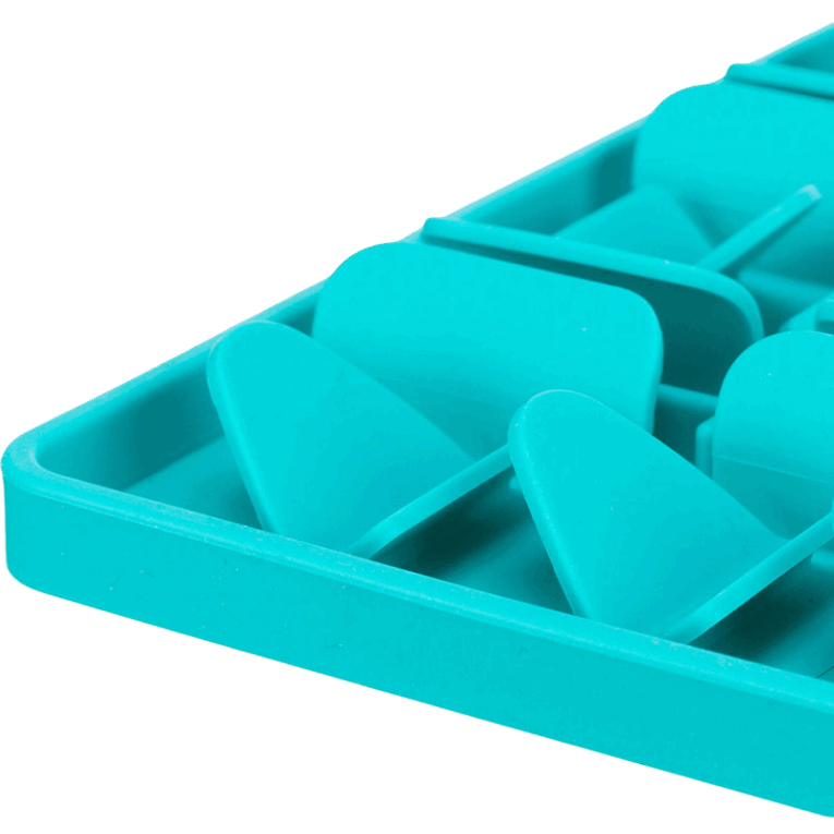 Primerísimo plano de la superficie del mantel Trixie Lick'n'Snack azul turquesa de 30cm. Se aprecia en detalle el diseño de los obstáculos en forma de triángulos o púas grandes y la silicona suave.