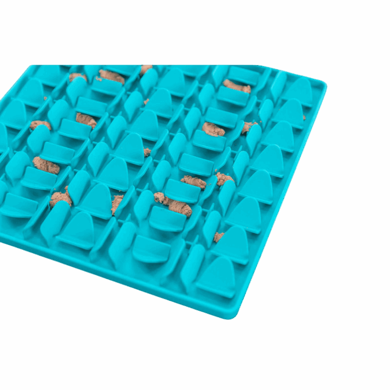 Vista cercana del mantel Trixie Lick'n'Snack azul de 30cm, mostrando los obstáculos en forma de triángulos o púas que retienen la comida húmeda o el paté en los espacios intermedios.