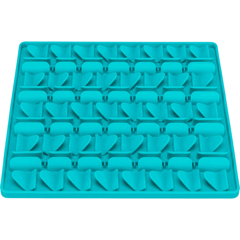 Vista frontal del mantel Trixie Lick'n'Snack de 30cm. El diseño de rejilla de obstáculos triangulares es visible en toda la superficie, destacando la profundidad de los compartimentos.