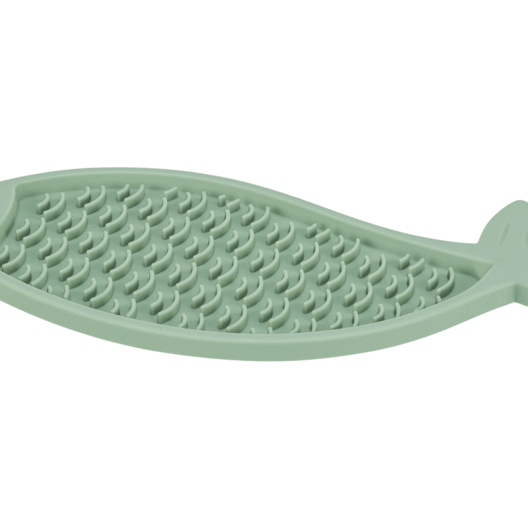 Vista cenital del comedero Trixie Slow Feeder Labyrint de 14cm. El pienso seco está distribuido a lo largo del laberinto en espiral de color blanco, mostrando el nivel de dificultad.