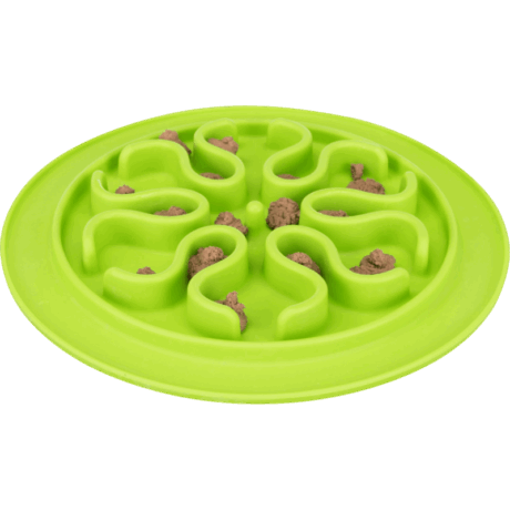 Vista cenital del mantel slow feed redondo de 24cm, color verde limón, relleno de porciones de comida húmeda o paté. El diseño interno es un laberinto de ondas elevadas que dividen la superficie.