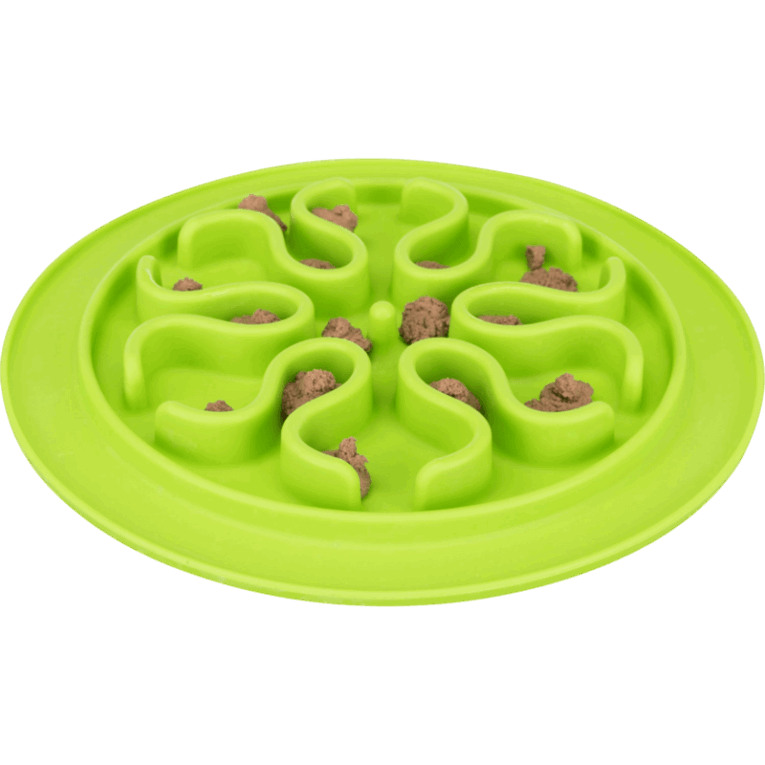 Vista cenital del mantel slow feed redondo de 24cm, color verde limón, relleno de porciones de comida húmeda o paté. El diseño interno es un laberinto de ondas elevadas que dividen la superficie.