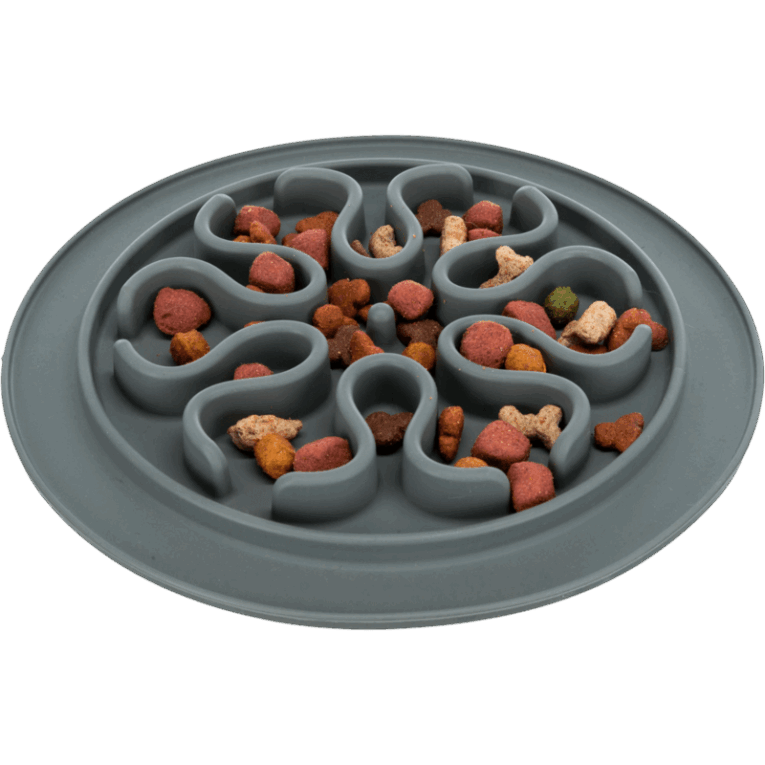 Vista cenital del comedero slow feed redondo Trixie de 24cm en color gris oscuro, relleno de una mezcla de croquetas y premios secos. Los obstáculos con forma de ola distribuyen los alimentos por el laberinto.