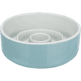 Vista en ángulo bajo del comedero Slow Feeding de cerámica Trixie de 17cm bicolor, con exterior azul grisáceo y anillos interiores blancos. La imagen destaca el borde exterior elevado y el perfil bajo de la base.