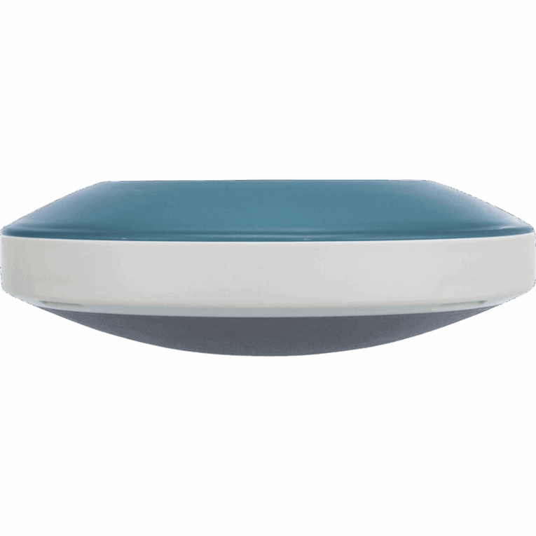 Vista lateral del comedero Slow Feeding Rocking Bowl de Trixie de 23cm. Se aprecia su diseño de base esférica (redondeada) en color blanco y el borde superior azul.