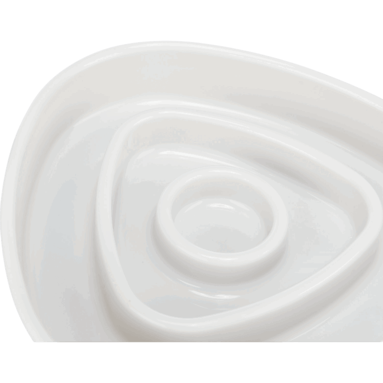 Detalle de la superficie interna del comedero antivoracidad Trixie (15cm), mostrando las curvas de plástico blanco diseñadas para prolongar el tiempo de alimentación.