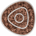 Vista superior de un comedero Trixie Slow Feeding (15cm) lleno de comida húmeda de textura chunky o paté. La imagen demuestra la función de las barreras con alimentos blandos.