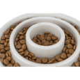 Primer plano del comedero slow feeding de 23cm relleno de croquetas, mostrando en detalle la altura de los anillos concéntricos de plástico blanco que separan el pienso.