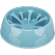 Vista en ángulo del comedero Slow Feeding Napf de plástico Trixie de 25cm, en color azul claro brillante. El diseño interno de rayos divergentes y altos ocupa la mayor parte de la superficie del tazón.