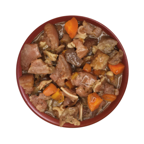 Composición: 97% oreja de cerdo fresca en su salsa, guisantes, zanahorias, boniato, especias. Componentes Analíticos: Proteína Bruta: 12,2%, Grasa bruta: 13,3%, Fibra bruta: 0,7%, Ceniza bruta: 0,7%, Humedad: 73,8%, Energía metabolizable por kg: 1657 Kcal – 6933 Kj Aditivos Nutricionales por kg: Vitaminas: Vitamina A (3a672a) 8011 IU, Vitamina D3 (3a671) 513 IU, Vitamina E (3a700) 160 IU. Minerales: 3b503 (Mn:3.2), 3b103 (Fe:22), 3b405 (Cu:4.3), 3b603 (Zn:35), 3b201 (I:0.5). Recomendaciones de Uso: Consulta la tabla de necesidades diarias de alimento como punto de referencia, variando la cantidad según la edad, nivel de actividad, peso y raza de tu perro. Una vez abierto, conservar en el frigorífico hasta 24 horas. Para potenciar la experiencia, retira la tapa y calienta 60 segundos en el microondas. Información Adicional: Apto para perros de todas las razas y tamaños. Almacenar en un lugar fresco y seco. Servir a temperatura ambiente o ligeramente calentado.