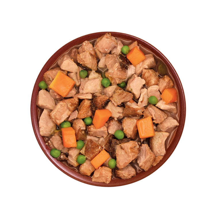 Composición: 97% atún fresco en su salsa, zanahoria, guisantes, calabaza, especias. Componentes Analíticos: Proteína Bruta: 19,8%, Grasa bruta: 0,9%, Fibra bruta: 0,7%, Ceniza bruta: 1,4%, Humedad: 76,7%, Energía metabolizable por kg: 893 Kcal – 3736 Kj Aditivos Nutricionales por kg: Vitaminas: Vitamina A (3a672a) 8011 IU, Vitamina D3 (3a671) 513 IU, Vitamina E (3a700) 160 IU. Minerales: 3b503 (Mn:3.2), 3b103 (Fe:22), 3b405 (Cu:4.3), 3b603 (Zn:35), 3b201 (I:0.5). Recomendaciones de Uso: Consulta la tabla de necesidades diarias de alimento como punto de referencia, variando la cantidad según la edad, nivel de actividad, peso y raza de tu perro. Una vez abierto, conservar en el frigorífico hasta 24 horas. Para potenciar la experiencia, retira la tapa y calienta 60 segundos en el microondas. Información Adicional: Apto para perros de todas las razas y tamaños. Almacenar en un lugar fresco y seco. Servir a temperatura ambiente o ligeramente calentado.