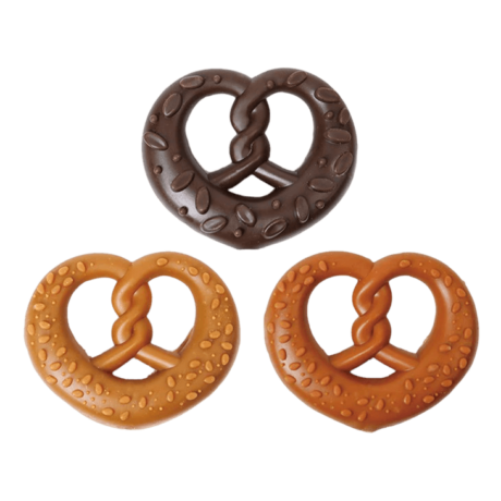 Un snack natural y nutritivo para tu perro El Bretzel para perros está hecho con boniato y pollo, dos ingredientes nutritivos y fáciles de digerir para tu perro. Además, su fórmula es libre de cereales, lo que la convierte en una opción ideal para perros con sensibilidad alimentaria o intolerancia a los cereales. Boniato: Fuente de hidratos de carbono complejos, fibra y vitaminas, el boniato aporta energía y favorece la digestión de tu perro. Pollo: Proteína de alta calidad, esencial para el desarrollo y mantenimiento de la masa muscular de tu perro.