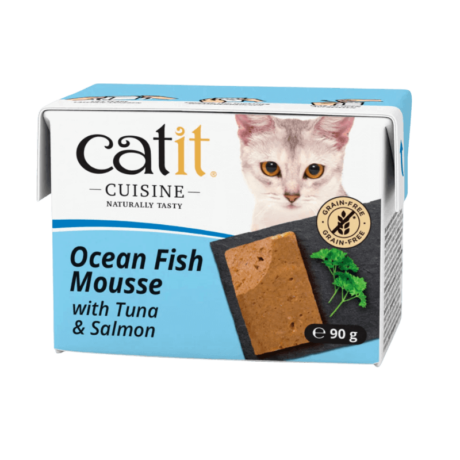 Análisis Nutricional Detallado: Mousse de Pescado de Mar: Proteína bruta: 8,5% Grasa bruta: 5,8% Fibra bruta: 1,1% Ceniza bruta: 2,8% Humedad: 80,7% Calorías: 77kcal/envase Mousse de Pollo: Proteína bruta: 6,9% Grasa bruta: 7,4% Fibra bruta: 1% Ceniza bruta: 2,5% Humedad: 81,5% Calorías: 88kcal/envase Aditivos Nutricionales (por kg): Mousse de Pescado de Mar: Sulfato de cobre (II) pentahidratado: 2,43 mg Carbonato de hierro (II) (siderita): 9,57 mg Óxido de manganeso (II): 6,04 mg Óxido de zinc: 30 mg Yoduro de potasio: 1,18 mg Vitamina A: 1320 UI Mousse de Pollo: Sulfato de cobre (II) pentahidratado: 0,86 mg Carbonato de hierro (II) (siderita): 3,37 mg Óxido de manganeso (II): 2,13 mg Óxido de zinc: 10,56 mg Yoduro de potasio: 0,42 mg Vitamina A: 720 UI Guía de Alimentación: Para un gato de unos 3,5kg, se recomienda dar de 2,5 a 3,5 bricks al día, divididos en al menos 2 comidas. Siempre debe haber agua fresca disponible. Catit Cuisine: Alimentos Deliciosos y Nutritivos para tu Gato: