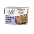 Ingredientes de Alta Calidad y Digestión Fácil (hay 4 referencias de paté): Carne de Pollo, Vacuno, Pavo e Hígado: Fuentes de proteína magra y fácil de digerir, esenciales para el desarrollo y mantenimiento muscular de tu gato. Atún y Sardinas: Fuentes de proteína magra y ácidos grasos Omega-3, que contribuyen a una piel y pelaje saludables, y apoyan el desarrollo cerebral. Zanahorias, Calabaza y Guisantes: Aportan vitaminas, minerales y fibra, que contribuyen a la salud digestiva y general de tu gato. Aceite de Salmón y Oliva: Rico en ácidos grasos Omega-3 y Omega-6, que contribuyen a una piel y pelaje saludables, y apoyan la salud cardiovascular. Algas Marinas: Un superalimento que aporta prebióticos, favoreciendo la digestión y el sistema inmunológico. Beneficios para la Salud de tu Gato: Textura Suave y Deliciosa: Ideal para gatos de todas las edades, incluyendo gatitos y gatos mayores. Alto Contenido de Humedad: Ayuda a mantener a tu gato hidratado, lo cual es esencial para su salud renal. Sin Cereales, Soja ni Gluten: Ideal para gatos con sensibilidades alimentarias o alergias. Sin Conservantes, Aromatizantes ni Colorantes Artificiales: Una opción natural y saludable para tu mascota. Sin OMG ni Azúcares Añadidos: Una fórmula limpia y segura para tu gato. Rico en Taurina: Un aminoácido esencial para la salud ocular y cardíaca de los gatos. Envase Sostenible: Fabricado con un 70% de cartón renovable con certificación FSC y reciclable.