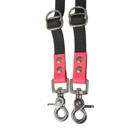 ¿Qué hace a las correas hexa tan especiales? Material de alta calidad: Fabricadas con cinta de PVC de 3 mm de espesor, un material resistente a la abrasión, al agua y a las bacterias. ¡Olvídate de correas que se desgastan rápidamente o que acumulan malos olores! Hebilla de zinc niquelado: La hebilla de alta resistencia asegura un ajuste firme y seguro, evitando que la correa se suelte inesperadamente. ¡La seguridad de tu perro es lo primero! Diseño duradero: La combinación de la cinta de PVC y la hebilla de zinc garantiza una resistencia a la tracción de hasta 210 kg. ¡Una correa diseñada para durar años! Impermeable y fácil de limpiar: La superficie mate y resistente al agua facilita la limpieza. ¡Ideal para perros que aman jugar en el agua o revolcarse en el barro! Comodidad y moldeabilidad: El material suave y flexible no irrita la piel de tu mascota, y se adapta a sus movimientos de forma natural. ¡Paseos más cómodos para ambos! No resbalan: El material hexa proporciona un agarre firme y seguro, evitando que la correa se deslice de tus manos, incluso si tu perro tira con fuerza. Seguridad reforzada: Las hebillas metálicas soldadas ofrecen una mayor seguridad y resistencia, evitando que la correa se rompa o se abra accidentalmente. Multiposición: Estas correas versátiles ofrecen múltiples opciones de ajuste para adaptarse a tus necesidades y a las de tu perro. Puedes llevarlo a la distancia deseada, tenerlo cerca en zonas concurridas o incluso usarla como correa de adiestramiento. Personalizable: Disponibles en una amplia variedad de colores y longitudes para adaptarse a cualquier perro y estilo. ¡Encuentra la correa perfecta para ti y tu mascota!