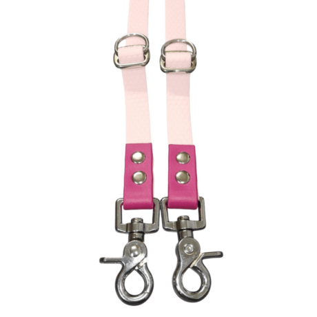 ¿Qué hace a las correas hexa tan especiales? Material de alta calidad: Fabricadas con cinta de PVC de 3 mm de espesor, un material resistente a la abrasión, al agua y a las bacterias. ¡Olvídate de correas que se desgastan rápidamente o que acumulan malos olores! Hebilla de zinc niquelado: La hebilla de alta resistencia asegura un ajuste firme y seguro, evitando que la correa se suelte inesperadamente. ¡La seguridad de tu perro es lo primero! Diseño duradero: La combinación de la cinta de PVC y la hebilla de zinc garantiza una resistencia a la tracción de hasta 210 kg. ¡Una correa diseñada para durar años! Impermeable y fácil de limpiar: La superficie mate y resistente al agua facilita la limpieza. ¡Ideal para perros que aman jugar en el agua o revolcarse en el barro! Comodidad y moldeabilidad: El material suave y flexible no irrita la piel de tu mascota, y se adapta a sus movimientos de forma natural. ¡Paseos más cómodos para ambos! No resbalan: El material hexa proporciona un agarre firme y seguro, evitando que la correa se deslice de tus manos, incluso si tu perro tira con fuerza. Seguridad reforzada: Las hebillas metálicas soldadas ofrecen una mayor seguridad y resistencia, evitando que la correa se rompa o se abra accidentalmente. Multiposición: Estas correas versátiles ofrecen múltiples opciones de ajuste para adaptarse a tus necesidades y a las de tu perro. Puedes llevarlo a la distancia deseada, tenerlo cerca en zonas concurridas o incluso usarla como correa de adiestramiento. Personalizable: Disponibles en una amplia variedad de colores y longitudes para adaptarse a cualquier perro y estilo. ¡Encuentra la correa perfecta para ti y tu mascota!