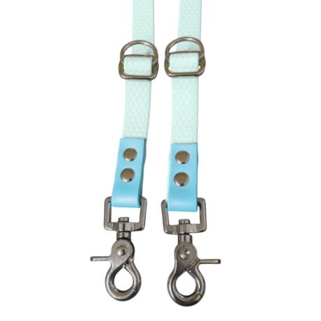 ¿Qué hace a las correas hexa tan especiales? Material de alta calidad: Fabricadas con cinta de PVC de 3 mm de espesor, un material resistente a la abrasión, al agua y a las bacterias. ¡Olvídate de correas que se desgastan rápidamente o que acumulan malos olores! Hebilla de zinc niquelado: La hebilla de alta resistencia asegura un ajuste firme y seguro, evitando que la correa se suelte inesperadamente. ¡La seguridad de tu perro es lo primero! Diseño duradero: La combinación de la cinta de PVC y la hebilla de zinc garantiza una resistencia a la tracción de hasta 210 kg. ¡Una correa diseñada para durar años! Impermeable y fácil de limpiar: La superficie mate y resistente al agua facilita la limpieza. ¡Ideal para perros que aman jugar en el agua o revolcarse en el barro! Comodidad y moldeabilidad: El material suave y flexible no irrita la piel de tu mascota, y se adapta a sus movimientos de forma natural. ¡Paseos más cómodos para ambos! No resbalan: El material hexa proporciona un agarre firme y seguro, evitando que la correa se deslice de tus manos, incluso si tu perro tira con fuerza. Seguridad reforzada: Las hebillas metálicas soldadas ofrecen una mayor seguridad y resistencia, evitando que la correa se rompa o se abra accidentalmente. Multiposición: Estas correas versátiles ofrecen múltiples opciones de ajuste para adaptarse a tus necesidades y a las de tu perro. Puedes llevarlo a la distancia deseada, tenerlo cerca en zonas concurridas o incluso usarla como correa de adiestramiento. Personalizable: Disponibles en una amplia variedad de colores y longitudes para adaptarse a cualquier perro y estilo. ¡Encuentra la correa perfecta para ti y tu mascota!