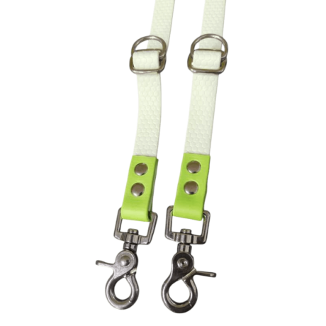 ¿Qué hace a las correas hexa tan especiales? Material de alta calidad: Fabricadas con cinta de PVC de 3 mm de espesor, un material resistente a la abrasión, al agua y a las bacterias. ¡Olvídate de correas que se desgastan rápidamente o que acumulan malos olores! Hebilla de zinc niquelado: La hebilla de alta resistencia asegura un ajuste firme y seguro, evitando que la correa se suelte inesperadamente. ¡La seguridad de tu perro es lo primero! Diseño duradero: La combinación de la cinta de PVC y la hebilla de zinc garantiza una resistencia a la tracción de hasta 210 kg. ¡Una correa diseñada para durar años! Impermeable y fácil de limpiar: La superficie mate y resistente al agua facilita la limpieza. ¡Ideal para perros que aman jugar en el agua o revolcarse en el barro! Comodidad y moldeabilidad: El material suave y flexible no irrita la piel de tu mascota, y se adapta a sus movimientos de forma natural. ¡Paseos más cómodos para ambos! No resbalan: El material hexa proporciona un agarre firme y seguro, evitando que la correa se deslice de tus manos, incluso si tu perro tira con fuerza. Seguridad reforzada: Las hebillas metálicas soldadas ofrecen una mayor seguridad y resistencia, evitando que la correa se rompa o se abra accidentalmente. Multiposición: Estas correas versátiles ofrecen múltiples opciones de ajuste para adaptarse a tus necesidades y a las de tu perro. Puedes llevarlo a la distancia deseada, tenerlo cerca en zonas concurridas o incluso usarla como correa de adiestramiento. Personalizable: Disponibles en una amplia variedad de colores y longitudes para adaptarse a cualquier perro y estilo. ¡Encuentra la correa perfecta para ti y tu mascota!