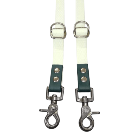 ¿Qué hace a las correas hexa tan especiales? Material de alta calidad: Fabricadas con cinta de PVC de 3 mm de espesor, un material resistente a la abrasión, al agua y a las bacterias. ¡Olvídate de correas que se desgastan rápidamente o que acumulan malos olores! Hebilla de zinc niquelado: La hebilla de alta resistencia asegura un ajuste firme y seguro, evitando que la correa se suelte inesperadamente. ¡La seguridad de tu perro es lo primero! Diseño duradero: La combinación de la cinta de PVC y la hebilla de zinc garantiza una resistencia a la tracción de hasta 210 kg. ¡Una correa diseñada para durar años! Impermeable y fácil de limpiar: La superficie mate y resistente al agua facilita la limpieza. ¡Ideal para perros que aman jugar en el agua o revolcarse en el barro! Comodidad y moldeabilidad: El material suave y flexible no irrita la piel de tu mascota, y se adapta a sus movimientos de forma natural. ¡Paseos más cómodos para ambos! No resbalan: El material hexa proporciona un agarre firme y seguro, evitando que la correa se deslice de tus manos, incluso si tu perro tira con fuerza. Seguridad reforzada: Las hebillas metálicas soldadas ofrecen una mayor seguridad y resistencia, evitando que la correa se rompa o se abra accidentalmente. Multiposición: Estas correas versátiles ofrecen múltiples opciones de ajuste para adaptarse a tus necesidades y a las de tu perro. Puedes llevarlo a la distancia deseada, tenerlo cerca en zonas concurridas o incluso usarla como correa de adiestramiento. Personalizable: Disponibles en una amplia variedad de colores y longitudes para adaptarse a cualquier perro y estilo. ¡Encuentra la correa perfecta para ti y tu mascota!