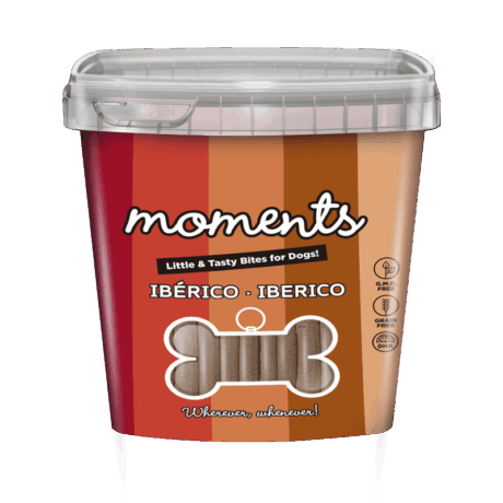 Barritas dentales Moments con sabor ibérico, ricas en DHA, libres de GMO y cereales, en un cubo de 600 gramos, ideales para la salud dental del perro.