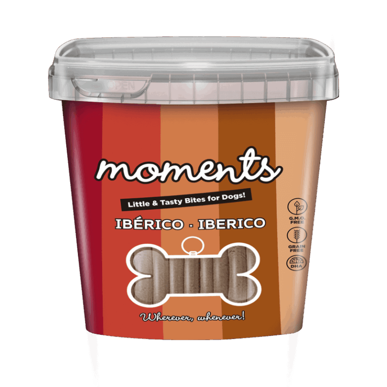 Barritas dentales Moments con sabor ibérico, ricas en DHA, libres de GMO y cereales, en un cubo de 600 gramos, ideales para la salud dental del perro.