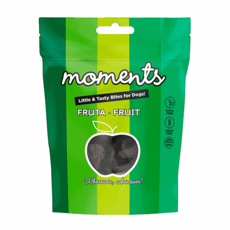 Bolsa de 60 gramos de snacks Moments sabor Fruta, con DHA, libres de GMO y sin cereales, ideales para perros pequeños.