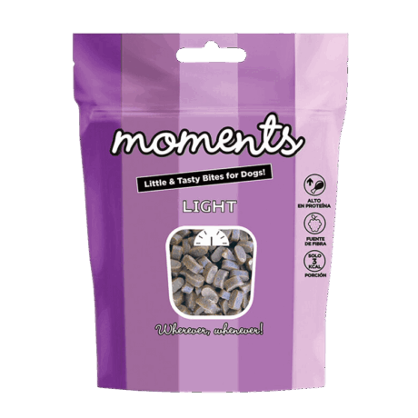 Bolsa de 60 gramos de snacks Moments Light. Son premios muy bajos en calorías (solo 3 kcal/porción), altos en proteína y fuente de fibra para el control de peso en perros.