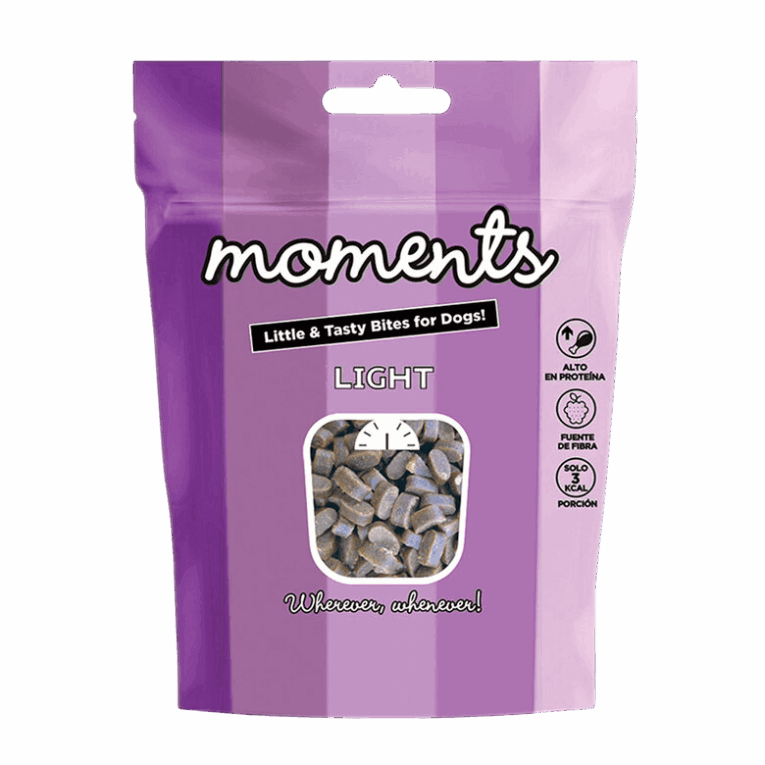Bolsa de 60 gramos de snacks Moments Light. Son premios muy bajos en calorías (solo 3 kcal/porción), altos en proteína y fuente de fibra para el control de peso en perros.