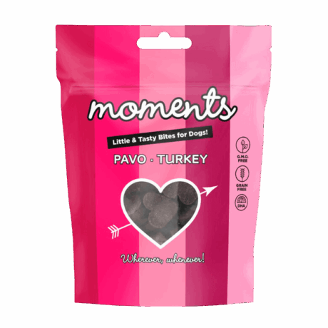 Snacks semihúmedos Moments de pavo, libres de GMO y cereales, con forma de corazón, ideales para perros adultos y cachorros.
