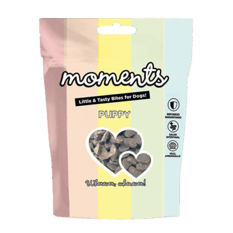Snacks Moments Puppy con forma de corazón, libres de cereales, enriquecidos con DHA para el refuerzo inmunitario y la salud intestinal de cachorros.