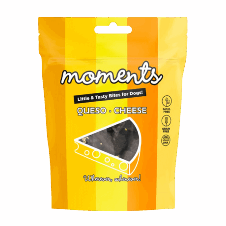 Bolsa de 60 gramos de snacks Moments sabor Queso, con forma de cuña, libres de GMO y cereales, un premio irresistible para perros.
