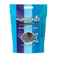 Bolsa individual de 60 gramos de snacks Moments sabor Salmón, con forma de pescado, naturales y ricos en DHA para la salud de la piel y el pelo.
