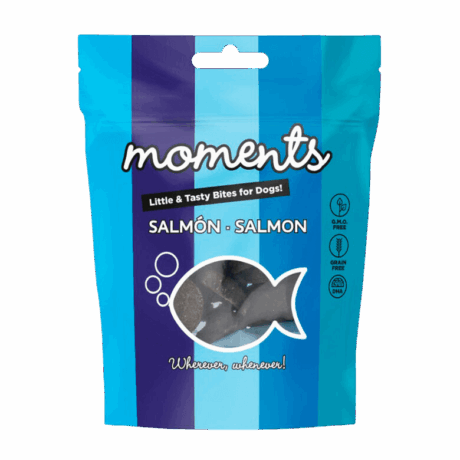 Bolsa individual de 60 gramos de snacks Moments sabor Salmón, con forma de pescado, naturales y ricos en DHA para la salud de la piel y el pelo.