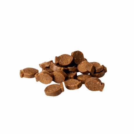 Pila de snacks Moments Salmón con la característica forma de pescado. Premios naturales con alto contenido de DHA, ideales para mejorar el pelaje.