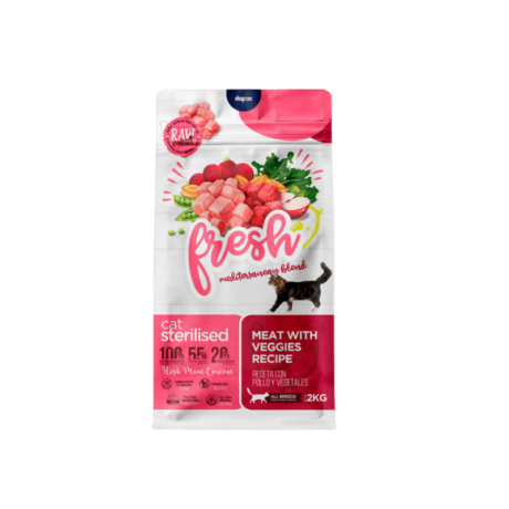 Pienso Gato Esterilizado Pollo Fresh Mediterranean. Saco rosa con verduras y gatito atigrado.