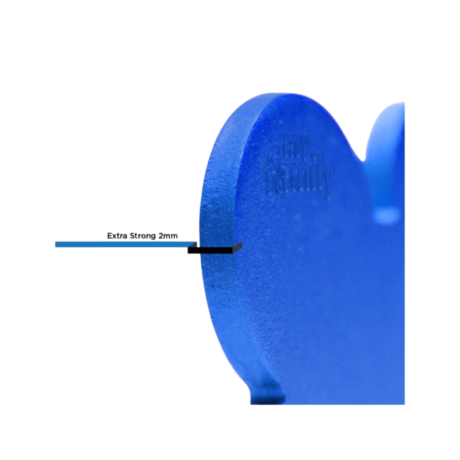 La placa Basic hueso en aluminio es la esencia de la filosofía de MyFamily. En su extrema simplicidad, representa la placa por excelencia. Precisa en sus líneas, puede ser personalizada en el frente/dorso con un grabado fácilmente legible y duradero y está completamente realizada en Italia, en nuestra manufactura. Equipada con un práctico anillo para engancharla al porta-placa.