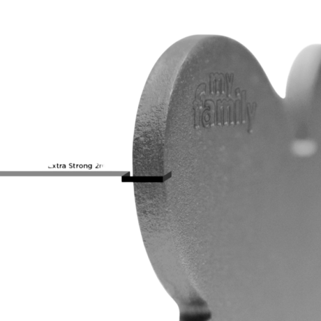 La placa Basic hueso en aluminio es la esencia de la filosofía de MyFamily. En su extrema simplicidad, representa la placa por excelencia. Precisa en sus líneas, puede ser personalizada en el frente/dorso con un grabado fácilmente legible y duradero y está completamente realizada en Italia, en nuestra manufactura. Equipada con un práctico anillo para engancharla al porta-placa.