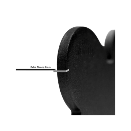 La placa Basic hueso en aluminio es la esencia de la filosofía de MyFamily. En su extrema simplicidad, representa la placa por excelencia. Precisa en sus líneas, puede ser personalizada en el frente/dorso con un grabado fácilmente legible y duradero y está completamente realizada en Italia, en nuestra manufactura. Equipada con un práctico anillo para engancharla al porta-placa.