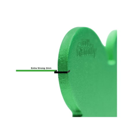 La placa Basic hueso en aluminio es la esencia de la filosofía de MyFamily. En su extrema simplicidad, representa la placa por excelencia. Precisa en sus líneas, puede ser personalizada en el frente/dorso con un grabado fácilmente legible y duradero y está completamente realizada en Italia, en nuestra manufactura. Equipada con un práctico anillo para engancharla al porta-placa.